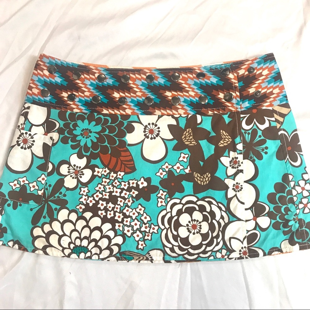 Skirt with snaps at the waistband... too cute !!!